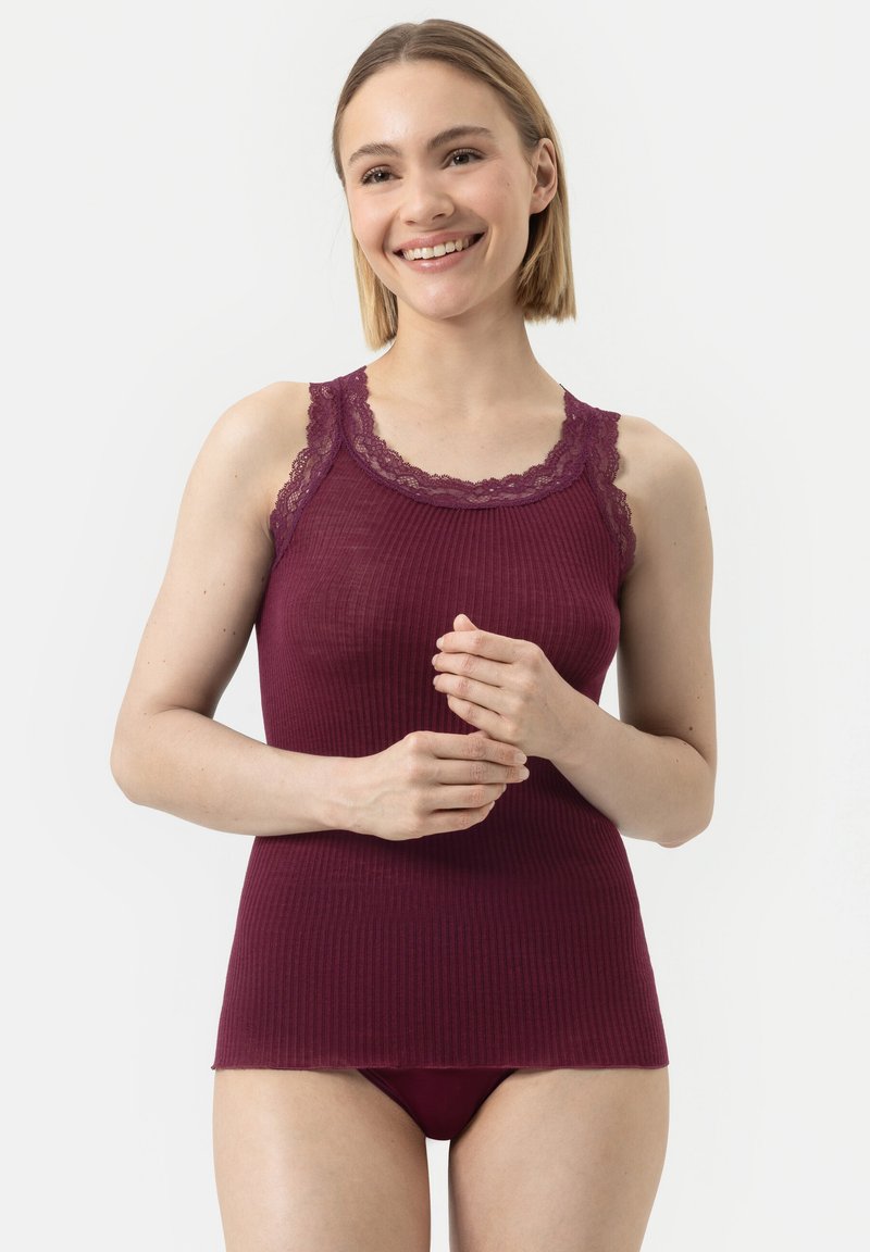 Débardeur bordeaux avec texture côtelée et finition en dentelle le long de l'encolure, associé à un sous-vêtement bordeaux assorti.