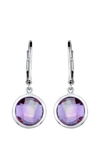 Lilla facetterede ædelstene sat i sølvfarvet metal, med en cirkulær form og akeleje-design for sikker bæring.