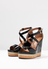 Kurt Geiger London Sandály na vysokém podpatku - black