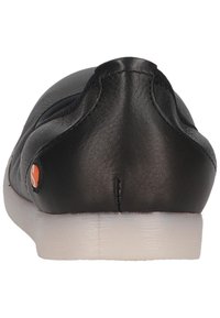 Scarpa in pelle nera con retro arrotondato e texture liscia. Presenta una suola bianca e un piccolo dettaglio del logo arancione sul lato.