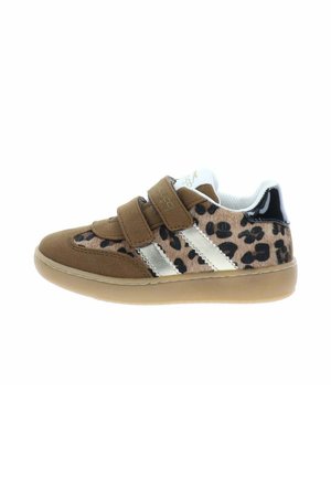 Zapato marrón para niño pequeño con laterales con estampado de leopardo, dos tiras de velcro, interior blanco, tacón de charol negro y suela de goma beige.