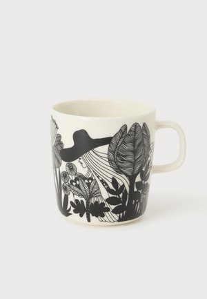Witte keramische mok met zwarte lijntekening van een vrouw met een brede hoed, omringd door gestileerde bomen en planten.