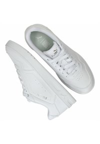 Pantofi sport albi cu un superior din piele netedă, vârf rotund, guler căptușit și talpă texturată. Include un logo și un design cu siret.