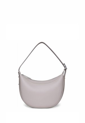 Bolso de mano de cuero gris claro con forma de media luna, correa ajustable y cierre superior con cremallera, mostrado sobre un fondo blanco.