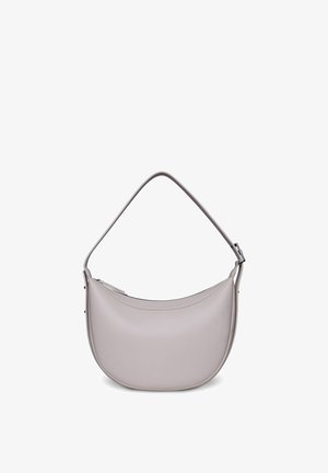 Sac à main en cuir gris clair en forme de croissant avec une sangle réglable et une fermeture éclair sur le dessus, présenté sur un fond blanc.