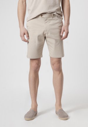PuroEgo, BERMUDA CLÁSICA - Shorts - marrón claro