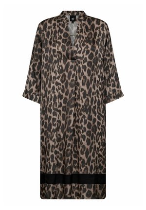 Leoparda raksta kimono, kas izgatavots no viegla auduma, ar V veida kakla izgriezumu, 3/4 piedurknēm un melnu akcenta joslu apakšmalā.