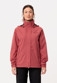 Waterdichte rode jas met een hoge kraag, verstelbare capuchon, ritszakken en elastische manchetten. Lichtgewicht materiaal, slank ontwerp.