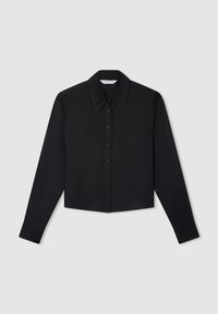 Camicetta nera, a maniche lunghe e corta, realizzata in tessuto liscio. Presenta un colletto classico e una patta frontale con bottoni. Design semplice e minimal.