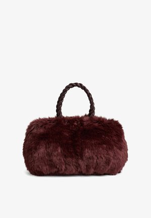 Dirbtinio kailio rankinė gilia burgundiško raudonio spalva su pintu rankena. Apvalios formos, pūstytos, minkšta tekstūra, be matomos metalo detalės ar akcentų.