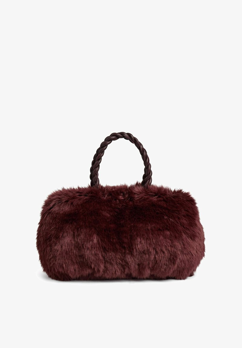 Kabelka z umelého kožušiny v hlbokej vínovej farbe s pleteným rukoväťou. Okrúhly, huňatý tvar s jemnou textúrou bez viditeľných kovových častí alebo ozdôb.