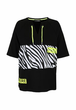 Schwarzes Kurzarmshirt mit tiefem V-Ausschnitt, mit Zebramuster und neon-gelben Akzenten, darunter Text- und Kordeldetails.