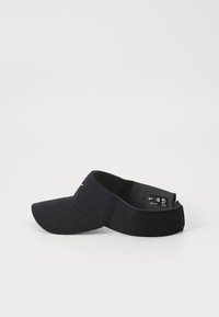 Svart Nike-visir med buet skjerm, laget av pustende stoff, med justerbar band og en liten logo foran.