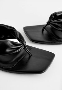 Next FOREVER COMFORT TOE POST - T-rihmaga sandaalid - black