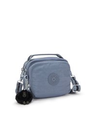 Piccola borsa a tracolla blu realizzata in tessuto, con una patch logo testurizzata, scomparti con zip e un portachiavi a forma di gorilla nero peloso.