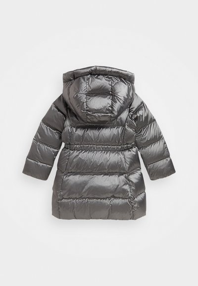 Puffet, grå hetteparka med innsvingt liv. Glatt, skinnende materiale og quiltet design. Lange ermer og lengde til midt på låret.