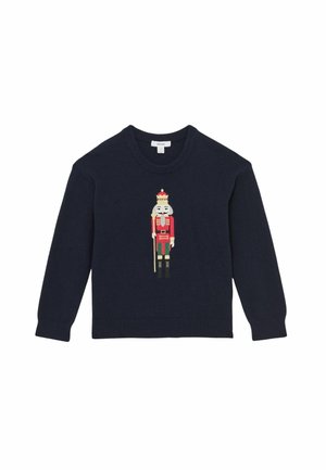Pull bleu marine avec un design de casse-noix en rouge, vert et crème. Il a un col rond et des poignets et un ourlet côtelés.