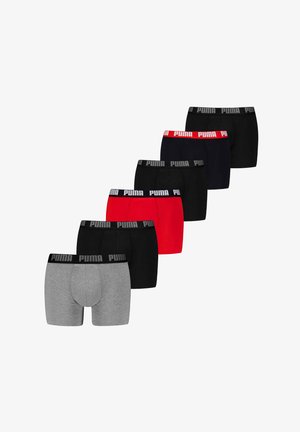 El conjunto de bóxer Puma incluye cuatro pares negros, uno rojo y uno gris. Cada par tiene una cinturilla elástica con la marca y un ajuste ceñido.