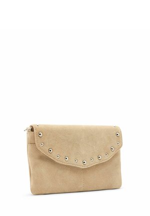 Beige suède clutch met een klep die is versierd met twee rijen kleine zilveren studs in een halfcirkelvormig patroon.