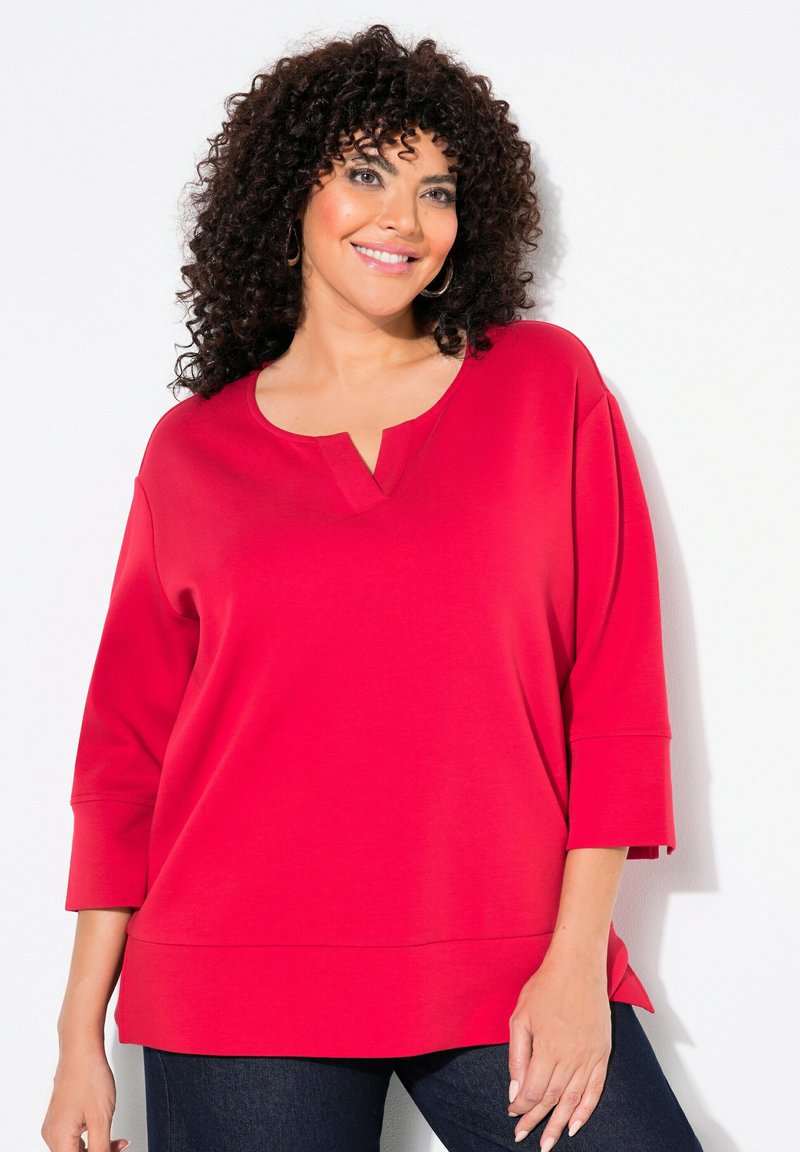 Pullover rosso in morbido tessuto, con scollatura a V, maniche a tre quarti e vestibilità comoda con orlo quadrato.