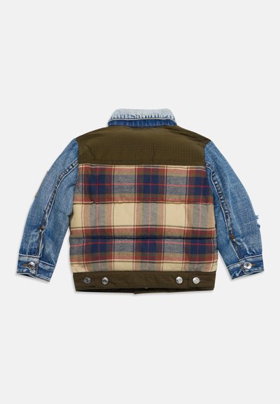 Veste d'enfant avec manches en denim, dos supérieur vert olive et tissu à carreaux multicolore sur le panneau arrière, vue de dos.