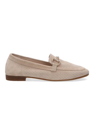Beige Wildleder Slipper mit durchbrochener Textur, ausgestattet mit einem goldfarbenen Hardware-Akzent an der Oberseite und einer niedrigen, braunen Sohle.