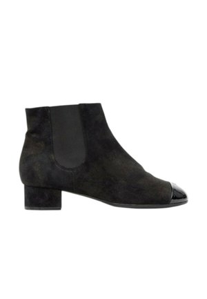 Bottine en daim noir avec petit talon bloc et bout brillant noir, dotée d'un panneau latéral élastique pour un enfilage facile.