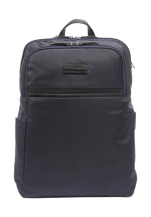 Donkergrijze rugzak met textuur, voorzien van voorvakken met ritssluiting en een bovenste handvat, ontworpen voor dagelijks gebruik of reizen.