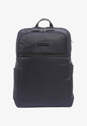 Zaino di colore grigio scuro con trama, dotato di tasche anteriori con zip e manico superiore, progettato per l'uso quotidiano o per i viaggi.