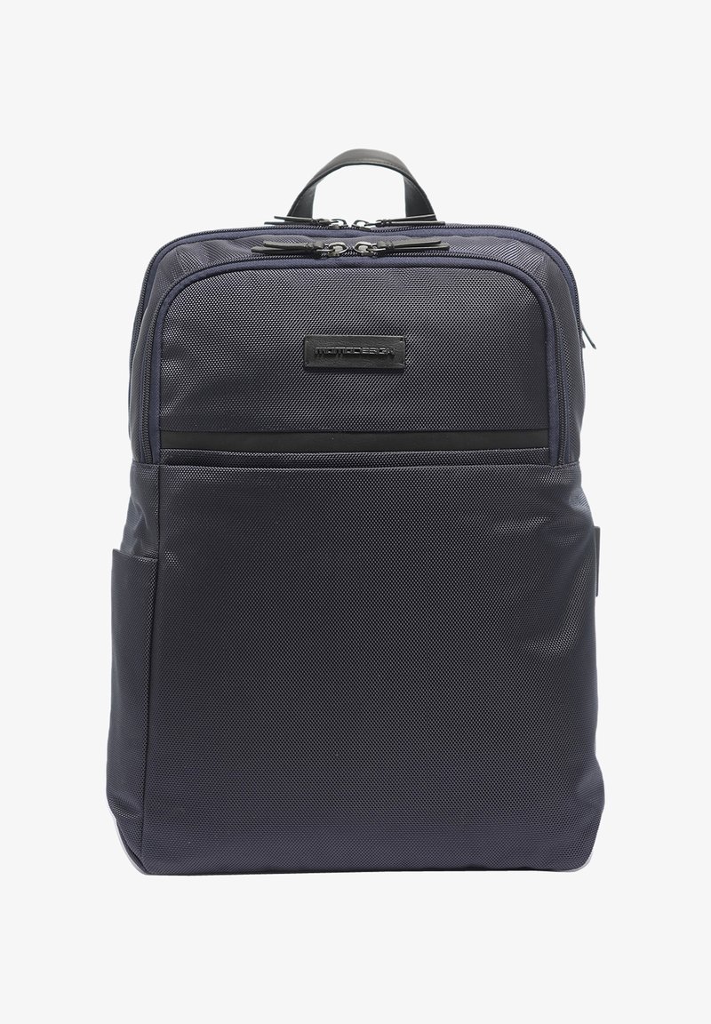 Sac à dos texturé gris foncé avec compartiments avant zippés et poignée supérieure, conçu pour un usage quotidien ou les voyages.