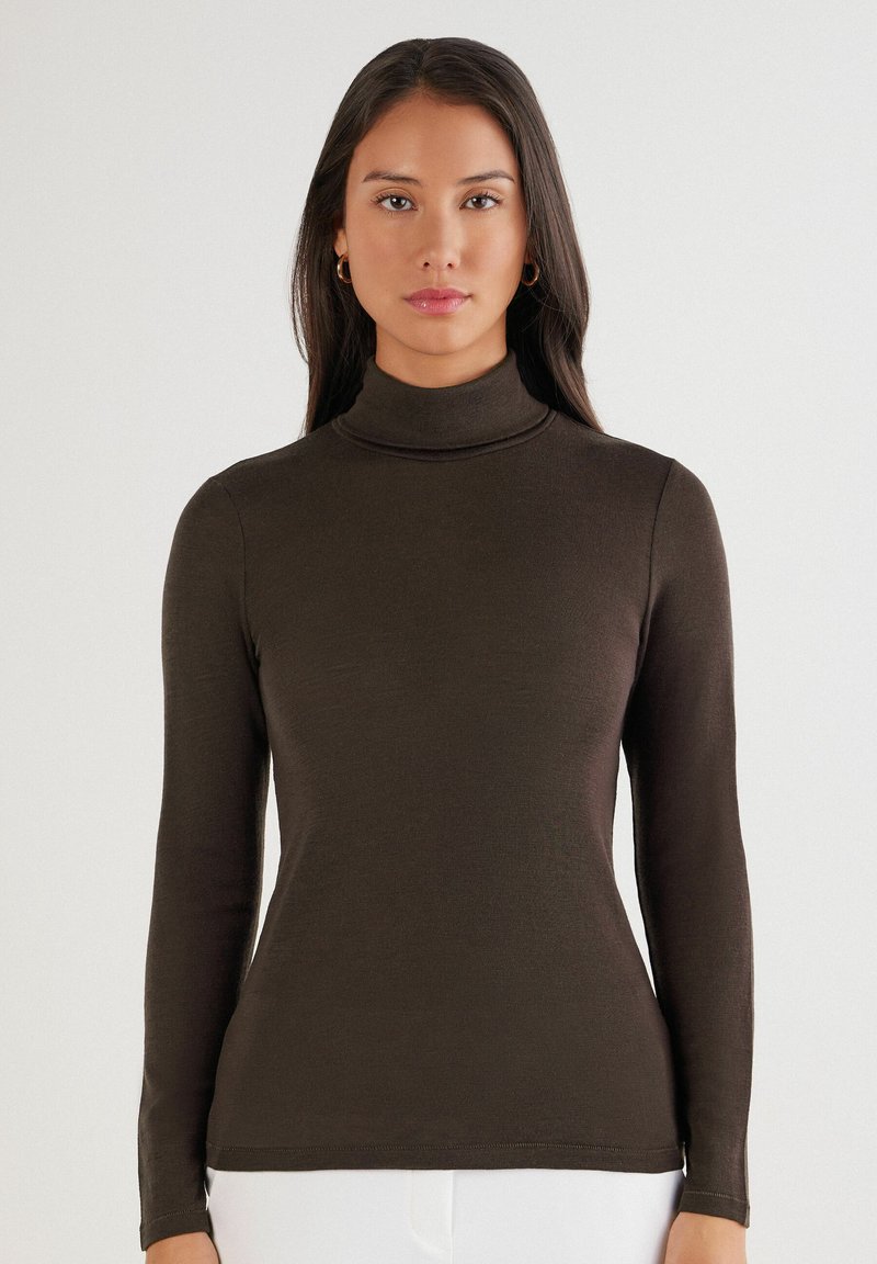 Braunes, langärmliges Rollkragenoberteil aus glattem Strickstoff, mit einer taillierten Passform und minimalen Nähten für einen eleganten Look.