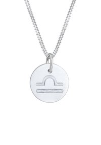 Sølvvedhængs halskæde med en rund skive, der har et præget Libra-symbol. Kæden er vævet og har en poleret overflade.