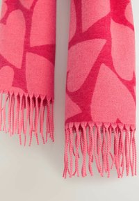 Bufanda rosa hecha de material suave, con un patrón de corazones en un tono rosa más oscuro. Los bordes tienen un detalle de flecos.