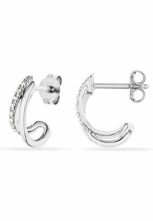 Silberohrringe mit einem geschwungenen Design, verziert mit einer Reihe kleiner lichtreflektierender Steine und einem Standard-Pinne-Rücken.