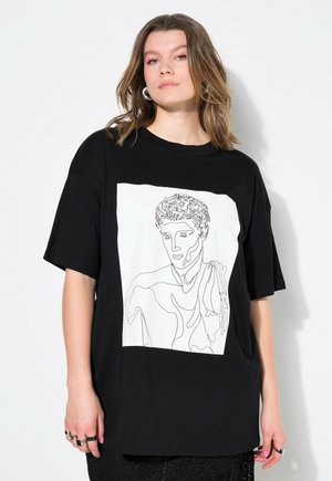 Camiseta negra de gran tamaño con mangas cortas que presenta un contorno gráfico blanco de una estatua clásica en el frente, hecha de material de algodón suave.