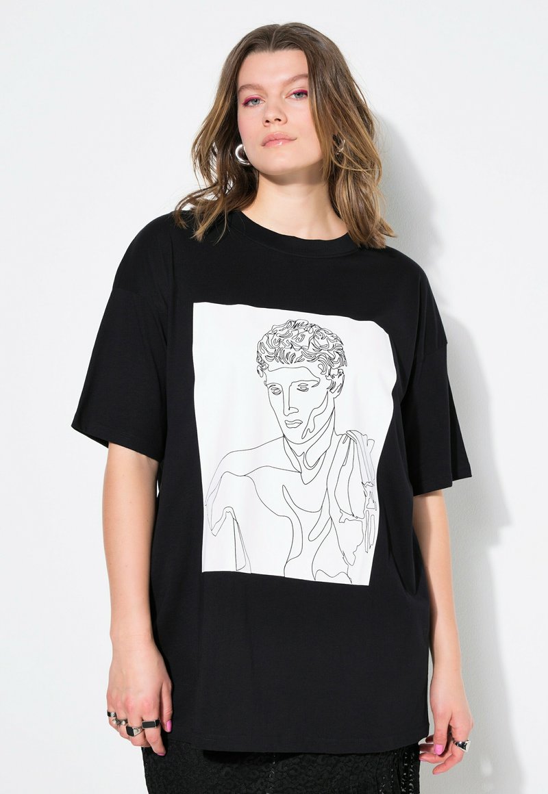 Camiseta negra de gran tamaño con mangas cortas que presenta un contorno gráfico blanco de una estatua clásica en el frente, hecha de material de algodón suave.