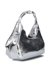 Zilverkleurige metallic schoudertas met een gekreukt textuur, brede opening en lange, zachte banden voor eenvoudig dragen. Heeft een afgeronde bodem.