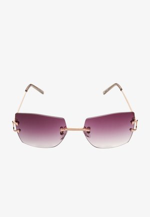 Aurinkolasit, joissa on geometrinen kehys, jossa on häipyvät violetit linssit, ohuet kultaiset yksityiskohdat ja harmaat templesangat, joissa on kaarevat päät.