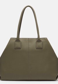 Torebka typu tote w kolorze oliwkowej zieleni, o wyraźnym kształcie, z dwiema krótkimi rączkami oraz kontrastowym szwem wzdłuż szwów i detalu logo.