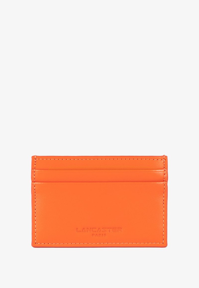 Porte-cartes en cuir orange avec quatre emplacements pour cartes, texte en relief "LANCASTER PARIS", texture lisse et finition de couture contrastante.