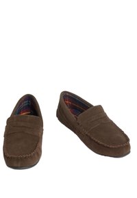 Brune ruskinds loafers med en syet tådetalje og et tartanmønster indvendigt. Flad sål, slip-on design for nem påklædning.