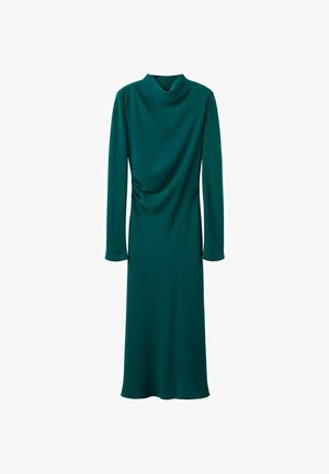 Rochie lungă de culoare teal, dintr-un material neted, cu un guler înalt și detalii pliate pe lateral, ajungând sub genunchi.