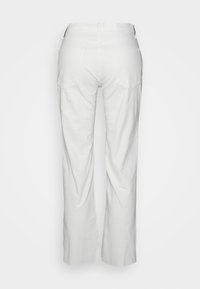 Calças largas brancas de algodão, com dois bolsos traseiros e uma textura suave. A cinta tem um design simples.