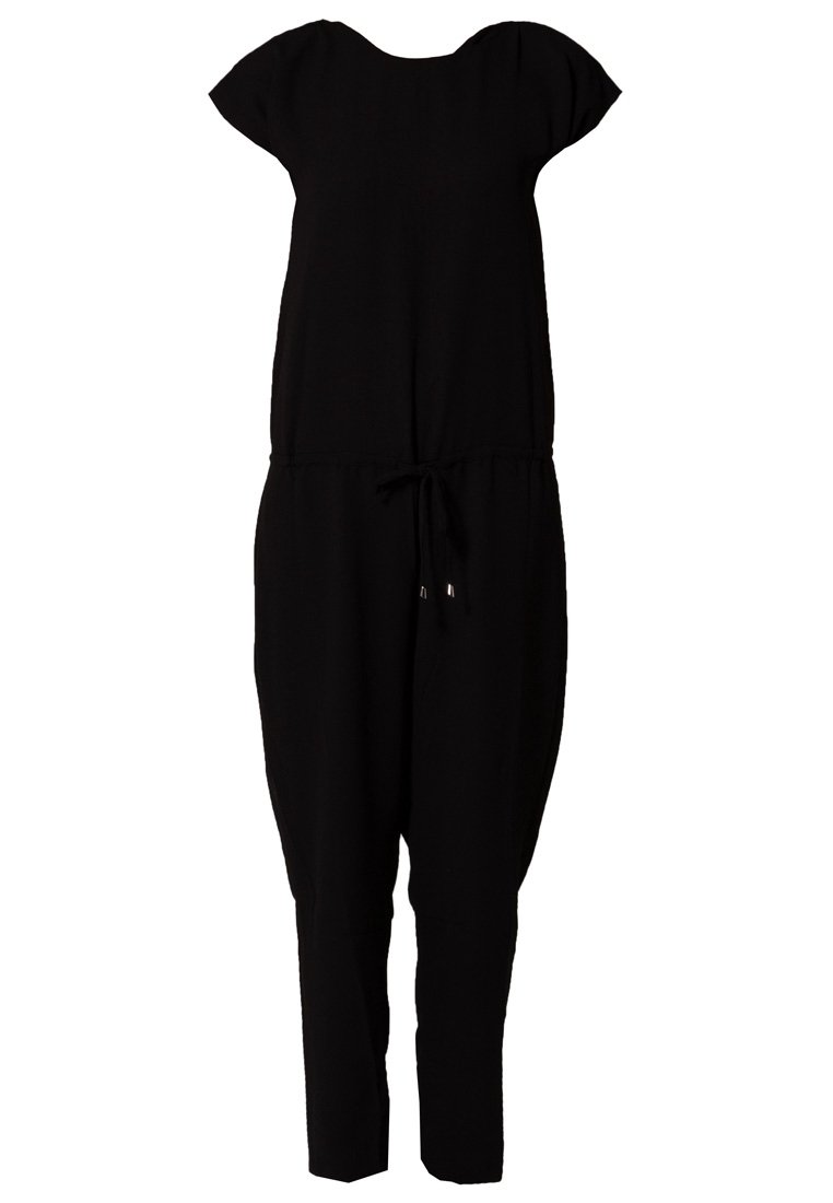 Combinaison noire à manches courtes avec un col rond, une taille à cordon et des jambes fuselées et longues.
