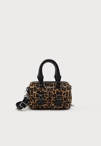 Pequena bolsa retangular com tecido de estampa de leopardo, alças de couro preto, dois bolsos frontais com fivela e uma alça de ombro ajustável.
