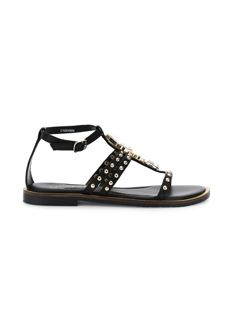 Sandal nero con suola piatta, multiple cinghie, dettagli dorati e borchie decorative. Cinturino alla caviglia regolabile per una vestibilità sicura.
