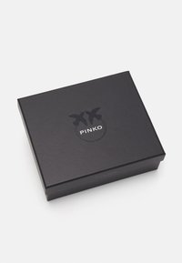 Caixa retangular preta com uma textura suave, apresentando um logótipo com duas aves e a palavra "PINKO" em branco.