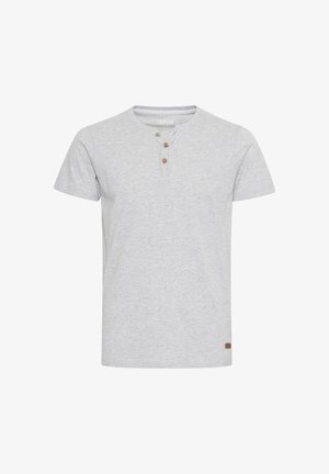 T-shirt grigia a maniche corte realizzata in cotone morbido, con scollatura Henley e tre bottoni in legno, oltre a un piccolo logo in tessuto sull'orlo.