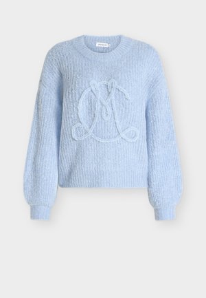 Világoskék kötött pulóver, texturált anyaggal, ballon ujjal és középen dombornyomott „L” mintával.