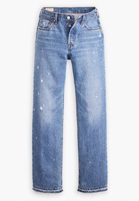 Jeans de denim en azul claro con pierna recta, con acentos desgastados y salpicaduras de pintura blanca. Dobladillos sin acabar en los tobillos.